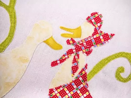 Konfetti™’s double-gassed properties are perfect for fine details when using hand appliqué.