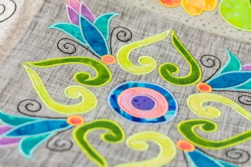Finish your appliqué edges with Splendor™ for a gorgeous, professional look. Project shown by Aie Rossmann.